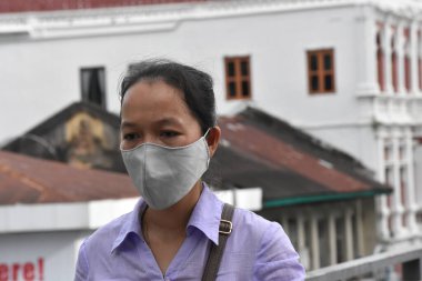 Salgın yüzünden yüz maskesi takan Asyalılar