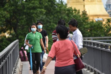 COVID-19 salgınından dolayı yüz maskesi takan Asyalılar