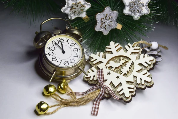 Neujahrsuhr Mit Hölzernen Schneeflocken Mit Funkeln Und Ornamenten Hintergrund Dekoriert — Stockfoto