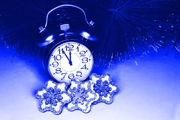 Yeni Yıl Saati Ahşap Simli Kar Taneleriyle Süslenmiş Mavi Renkli — Stok fotoğraf