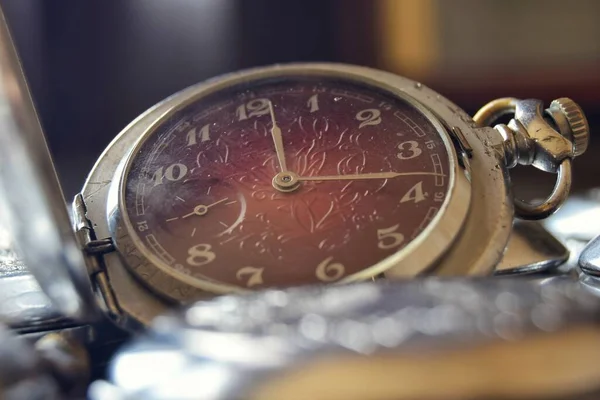 Eski çizilmiş ve çalışan cep saatlerinin eski tasviri — Stok fotoğraf
