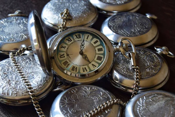 Eski çizilmiş ve çalışan cep saatlerinin eski tasviri — Stok fotoğraf