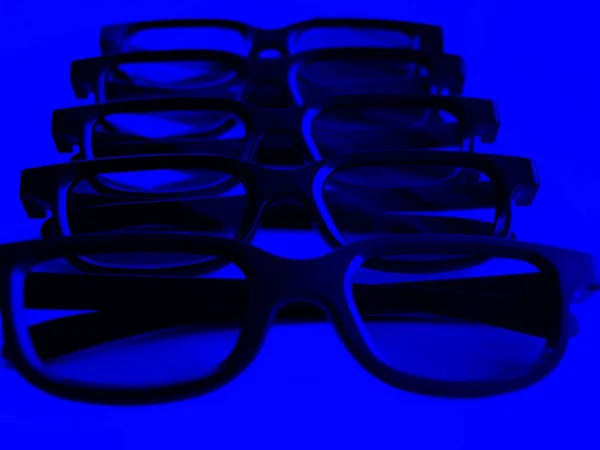 Pět Černých Brýlí Pro Sledování Filmů Celou Rodinou Modrém Pozadí — Stock fotografie