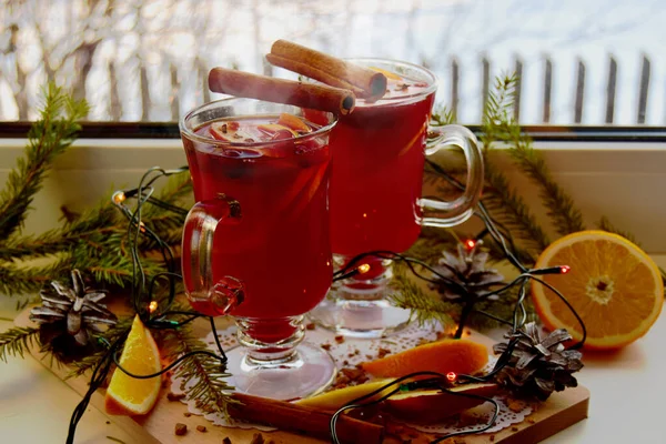 Glögg vin med kryddor och julgran på en trä bakgrund på fönstret — Stockfoto