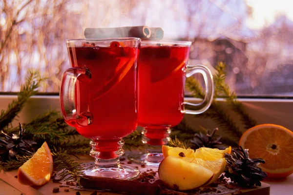 Vino caliente con especias y ramas de árbol de Navidad en un alféizar de ventana ligero, afuera es invierno. Vacaciones de Navidad y el hogar concepto de calidez. — Foto de Stock