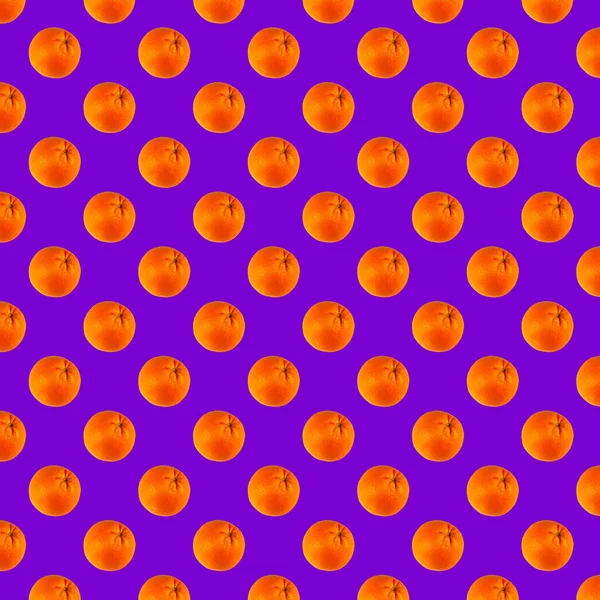 Mor tonlarda bir arka plana karşı portakal meyvesi. Güzel, pürüzsüz desenler koleksiyonu.