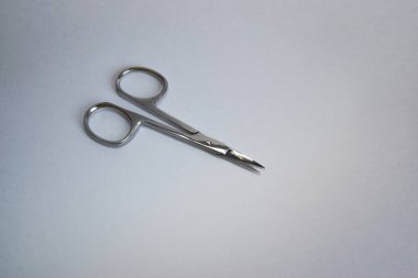 Gri arka planda profesyonel manikür aletleri. Manikür makası