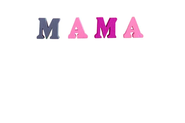 Das Wort Mama isoliert auf weißem Hintergrund besteht aus bunten Holzbuchstaben im Abc-Alphabetblock, die den Platz für den Anzeigentext bilden. Das Konzept des Englischlernens. — Stockfoto