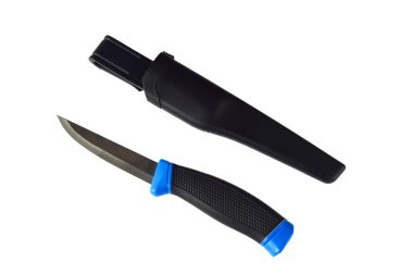 Siyah saplı ve beyaz arka planda siyah kılıflı münferit bıçak..