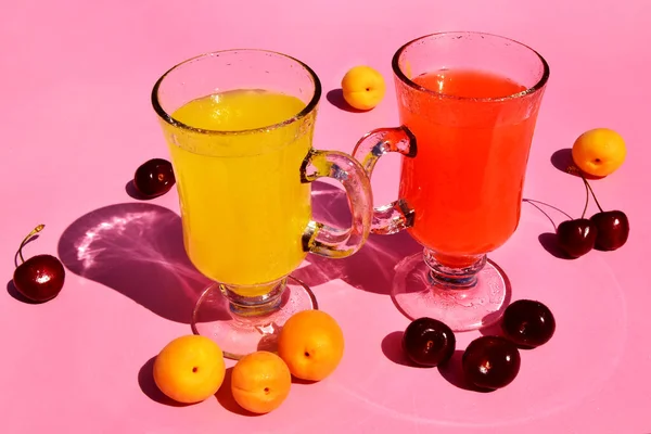 Θερινά ποτά και φρούτα, λεμονάδα κεράσι και βερίκοκο κοντά, επιλεκτική εστίαση, ροδάκινα, βερίκοκα σε ένα ηλιόλουστο τραπέζι. — Φωτογραφία Αρχείου