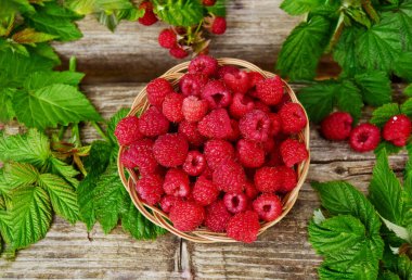 Taze organik meyve - ahşap arka planda ahududu seçici odak