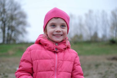 Mutlu kız bebek. Doğanın doğal ışığı. Güzel gözler.