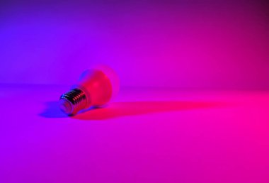 Mavi renkli lamba neon arka plan, boş alan, ultraviyole ışık, fotoğraf stüdyosunda çekilen fotoğraf.
