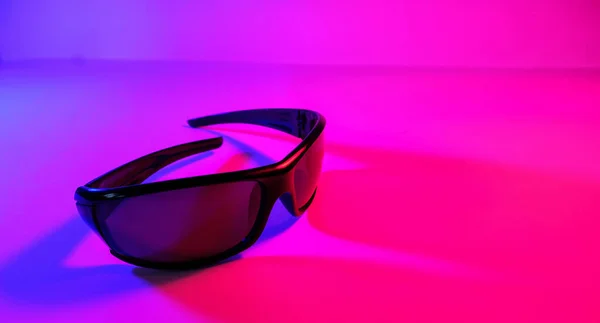 Occhiali Sicurezza Solare Blu Colore Rosa Sfondo Neon Spazio Vuoto — Foto Stock