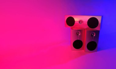 Bir fotoğraf stüdyosunda neon renkli fotoğraf çeken müzik hoparlörleri.