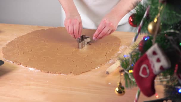 A woman preparing gingerbread cookies for Christmas, cutting Christmas trees — Stock Video