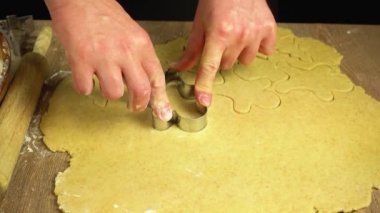 Erkek eller hamurdan Noel zencefilli ekmeği, şenlikli pişirme, fotokopi alanı, 4K