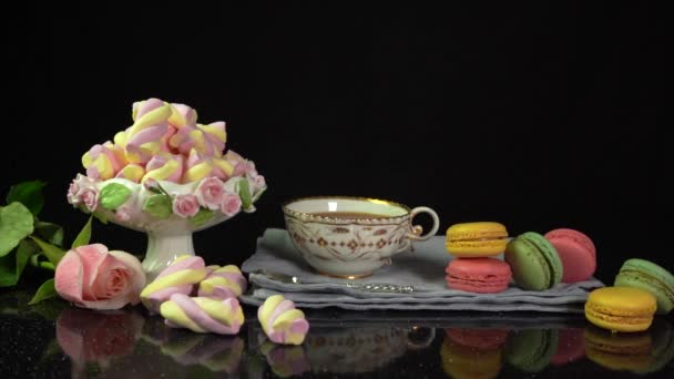 En kopp te med makaroner och marshmallows, fallande marshmallows, slow motion — Stockvideo