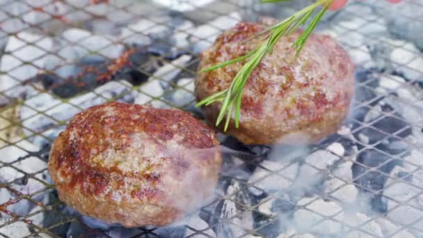 Κοτολέτες κρέατος μπάρμπεκιου με δεντρολίβανο τηγανισμένες στη σχάρα, ωμό βόειο κρέας σε κάρβουνα αντίγραφο χώρο — Αρχείο Βίντεο