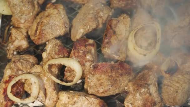 BBQ kebab con cipolla arrosto alla griglia, carne cruda su carboni, primo piano video FullHD — Video Stock