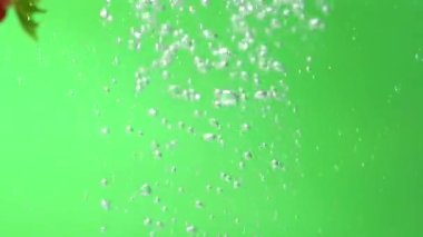 Su bardağına düşen kırmızı çilekler, kabarcıklar, fotokopi alanının kapatılması