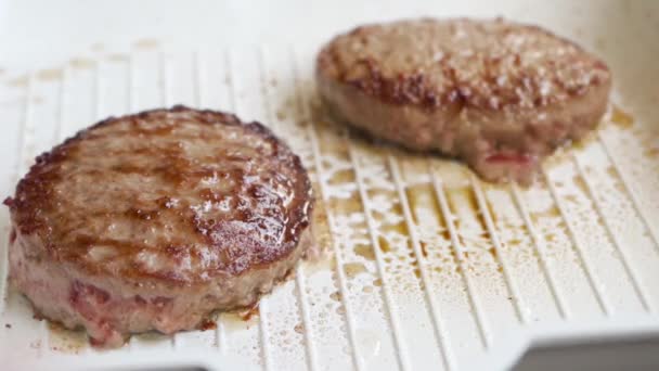 Grillezett grillhúsdarabok előkészítése, nyers marhahús a serpenyőben — Stock videók