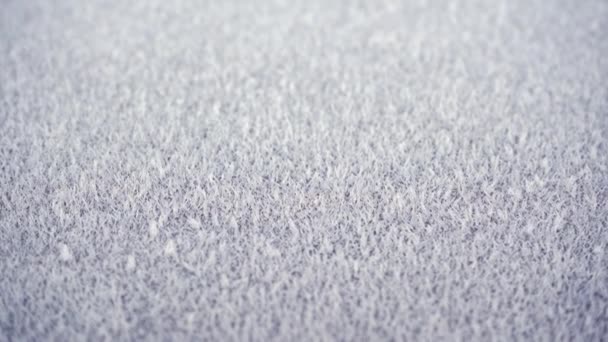 Lesklý povrch pokrytý mrazem zamrzlé krystaly ledu, zblízka 4K zpomalený pohyb — Stock video
