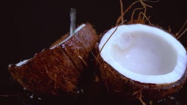 Beyaz et dönüşümlü siyah arkaplan kopyalama alanına hindistan cevizi sütü damlatılıyor