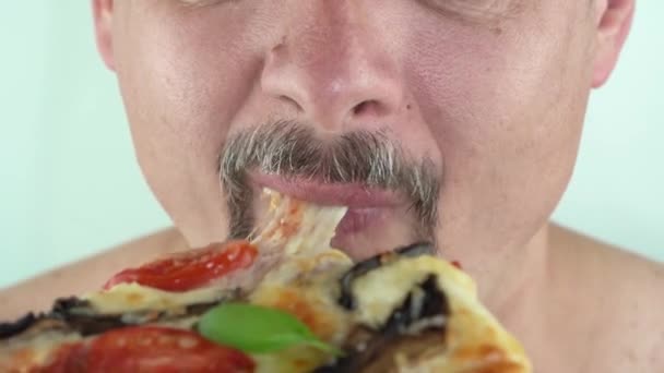 Homem de meia idade com barba segurando as mãos comendo pizza vegetariana, 4K de perto — Vídeo de Stock