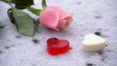 Sevgililer günü aşkı, pembe gül kalp karda tatlı şekilli, kış günü yakın