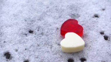 Sevgililer Günü 'nü sever. Kalp şekilli jöle şekerler. Kış arka planında.