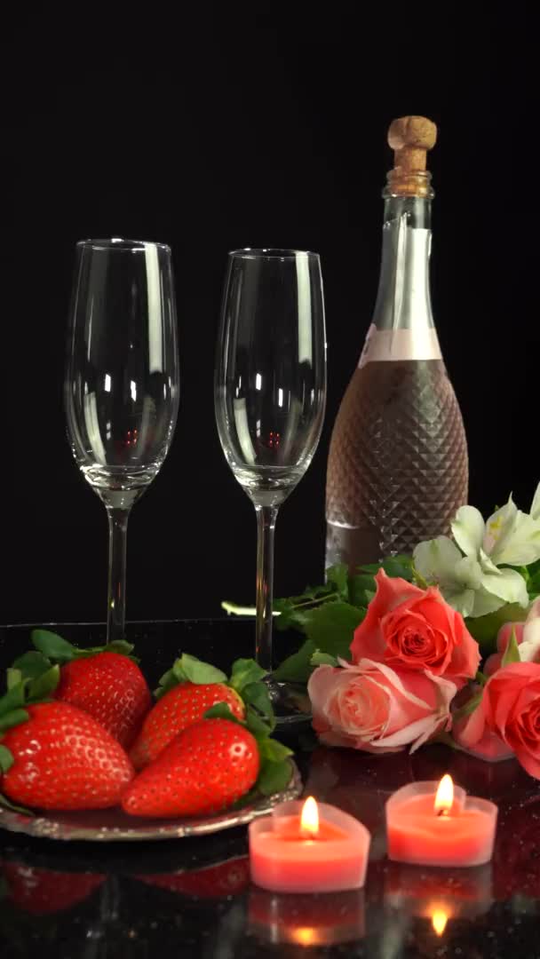 Mužské ruce otevírají láhev šampaňského na Valentýna, 4k vertikální video — Stock video