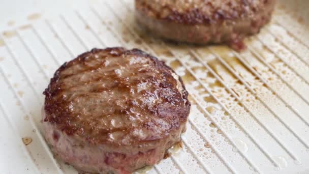 Förberedelse av grillkotletter stekta på grillen, rått nötkött på stekpanna kopieringsutrymme — Stockvideo