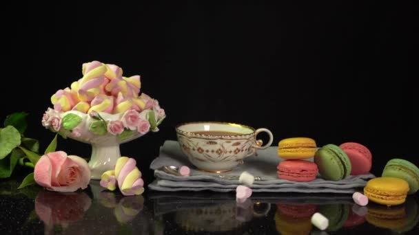 Composizione tazza di tè, amaretti, mazzo di fiori con marshmallow cadente — Video Stock