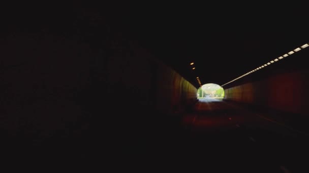 在有4K通用视野的黑暗隧道内快速驾驶车辆的视图 — 图库视频影像