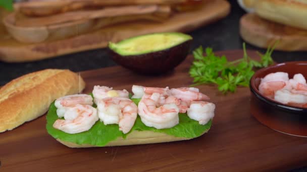 Fallende Mayonnaise-Käsesauce auf Baguette-Sandwich mit Avocado aus nächster Nähe — Stockvideo