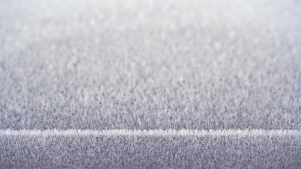 Lesklý povrch pokrytý mrazem zamrzlé krystaly ledu, zblízka 4K zpomalený pohyb — Stock video
