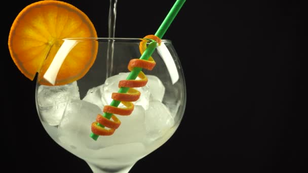 Verter gin cocktail naranja en vaso grande con hielo, vídeo vertical 4k, primer plano — Vídeos de Stock