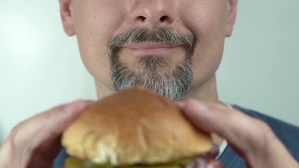 空腹中年男貪欲に菜食バーガーを食べます, 4Kアップコピースペース — ストック動画