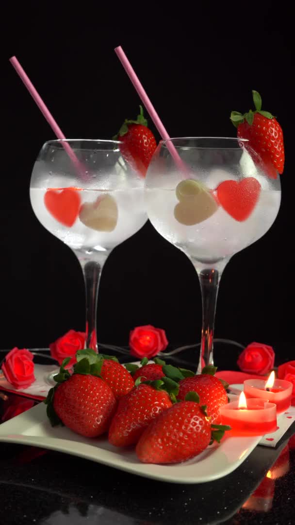 Cóctel flotante en vasos y paja romántico San Valentín Día 4k vídeo vertical — Vídeo de stock