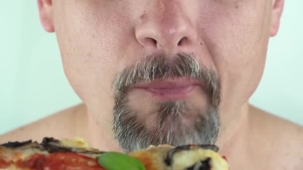 Homem de meia idade com barba segurando as mãos comendo pizza vegetariana, 4K de perto — Vídeo de Stock