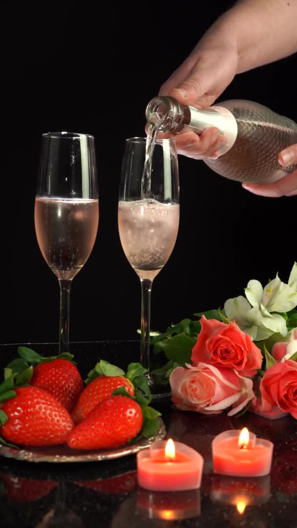 Samčí ruka nalévání šampaňské v brýlích na Valentýna, 4k vertikální video — Stock video