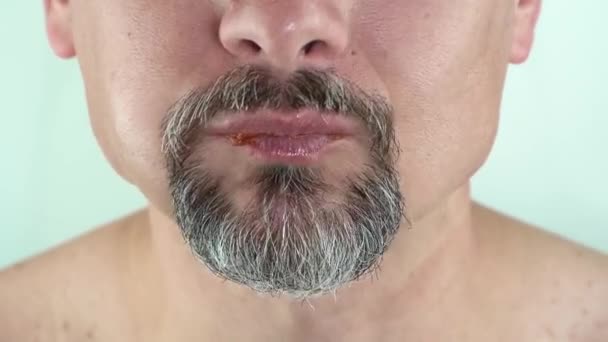 Hombre de mediana edad con barba en las manos comiendo pizza vegetariana, 4K primer plano — Vídeos de Stock
