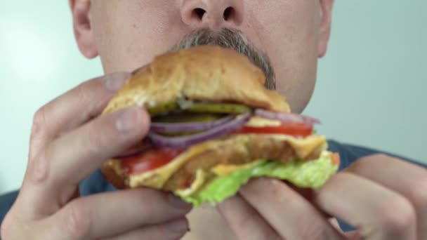 Hambriento hombre de mediana edad codiciosamente comer burgués vegetariano, 4K espacio de copia de cerca — Vídeos de Stock