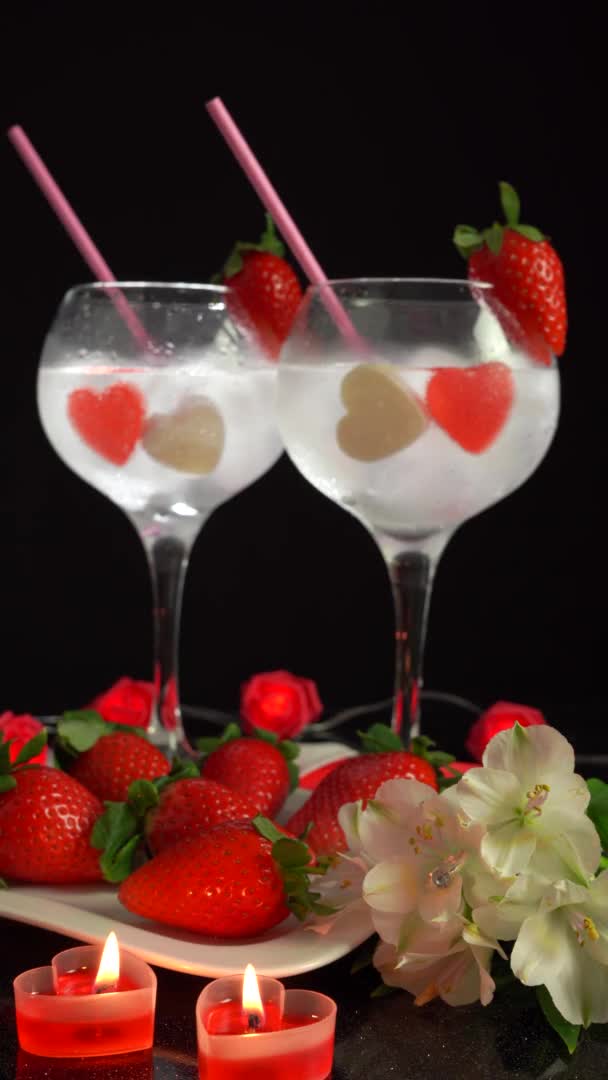 Grands verres à cocktail avec composition de la Saint Valentin en paille, vidéo verticale 4k — Video