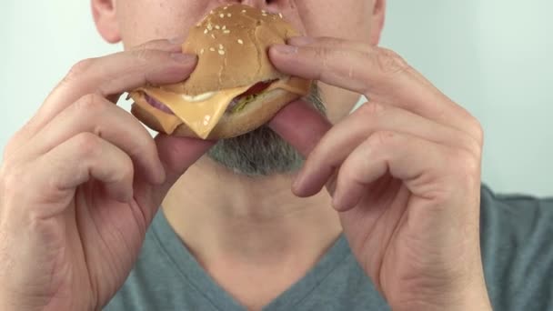 Hambriento hombre de mediana edad codiciosamente comer burgués vegetariano, 4K espacio de copia de cerca — Vídeos de Stock