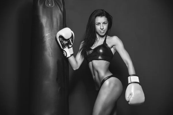 Sexy mladé a fit žena fighter pózuje v bojových pozicích — Stock fotografie