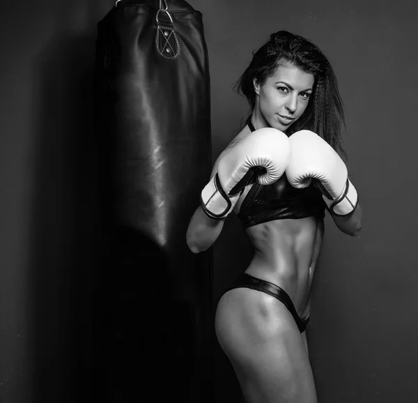 Sexy jovem e apto lutador feminino posando em poses de combate — Fotografia de Stock