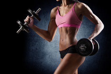 잔인 한 체육 여자 아령으로 근육을 펌핑