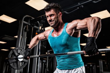 çok güç atletik adam vücut geliştirmeci